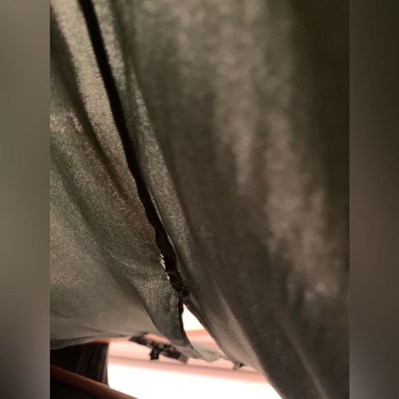 π¦πΏ Flutter into Fashion! Halston Heritage Green Blouse - Size L πΏπ¦ - Picture 7 of 15